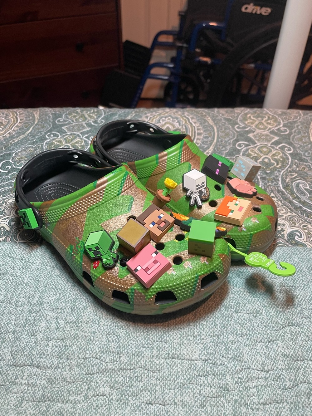 Crocs x Minecraft Classic Clog “Grass Block” Green w/ Extra Minecraft Jibbitz